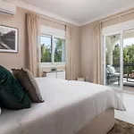 Casa Helena, Luxury Beach Side 5 Bedroom *