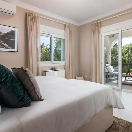 Casa Helena, Luxury Beach Side 5 Bedroom *