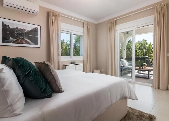 Casa Helena, Luxury Beach Side 5 Bedroom *