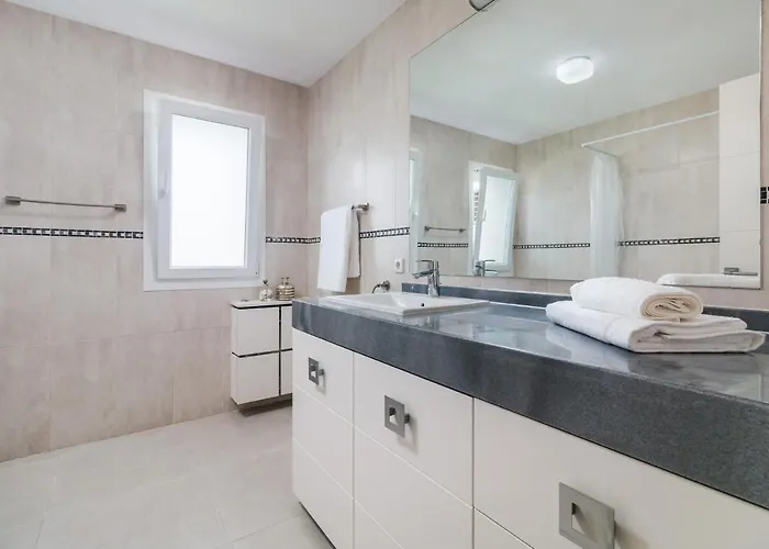 Casa Helena, Luxury Beach Side 5 Bedroom